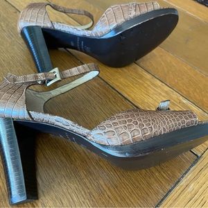 Ann Taylor leather crocodile open toe sz 6